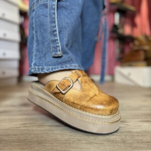 Zuecos de hebilla camel